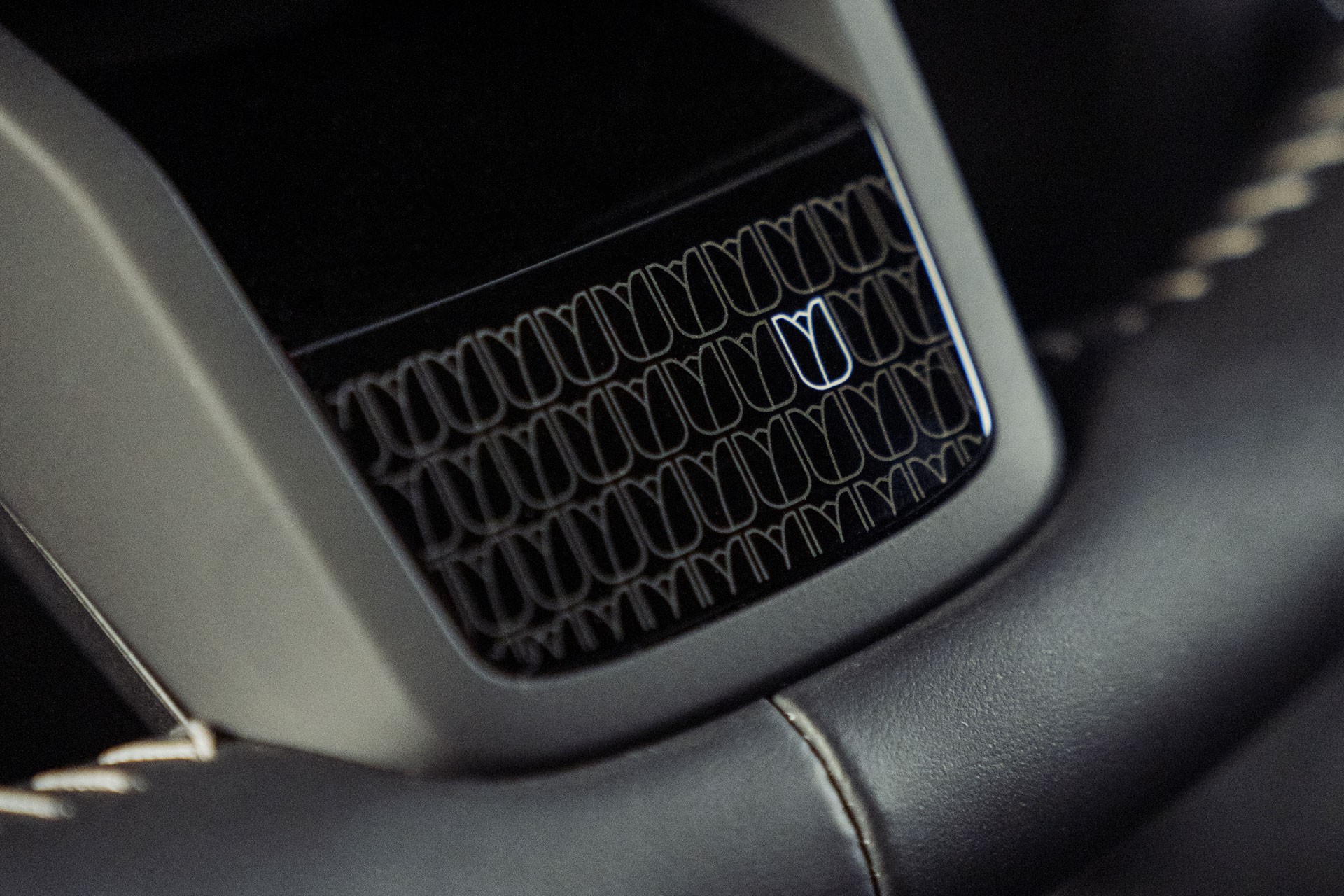 Close-up of a wheel clip from the Pat Moss Edition with a white-edged tulip, surrounded by other tulip symbols.